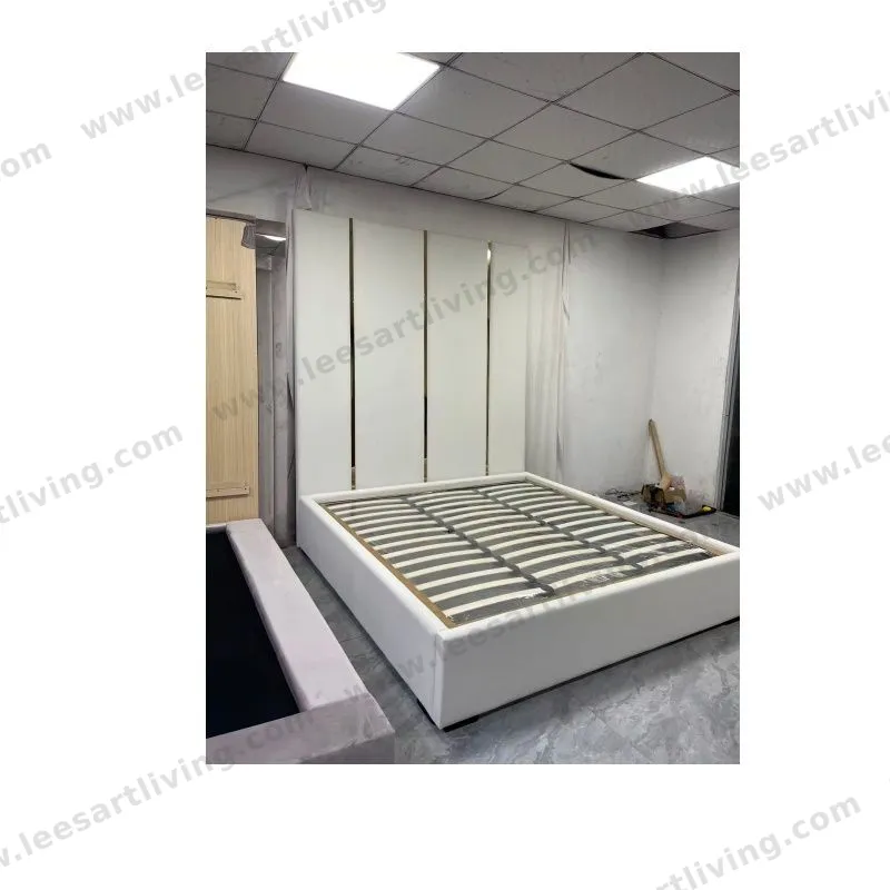 #07779 Cama de plataforma tapizada blanca personalizada con panel de pared cabecero vertical alto y ribete de metal dorado OEM ODM mobiliario suave para toda la casa