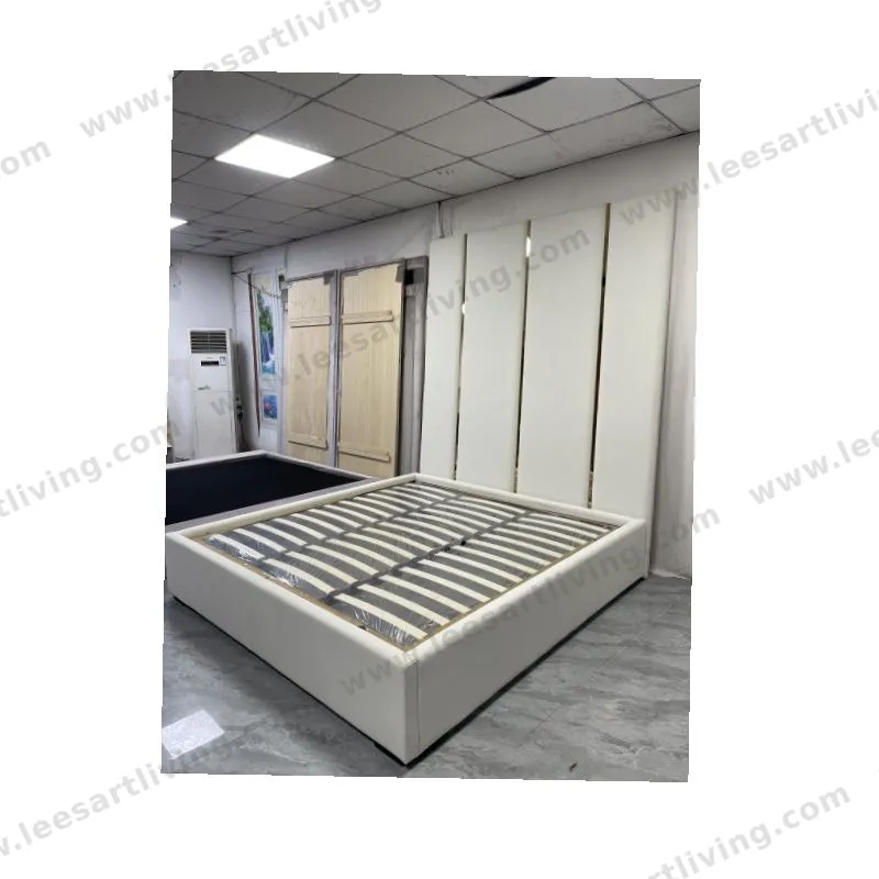 #07779 Cama de plataforma tapizada blanca personalizada con panel de pared cabecero vertical alto y ribete de metal dorado OEM ODM mobiliario suave para toda la casa