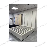 #07779 Cama de plataforma tapizada blanca personalizada con panel de pared cabecero vertical alto y ribete de metal dorado OEM ODM mobiliario suave para toda la casa