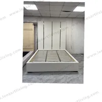 #07779 Cama de plataforma tapizada blanca personalizada con panel de pared cabecero vertical alto y ribete de metal dorado OEM ODM mobiliario suave para toda la casa