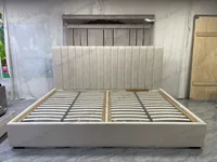 Cama en Plataforma Tapizada Sobredimensionada a Medida con Cabecero de Canales Verticales OEM ODM Mobiliario Suave para Toda la Casa