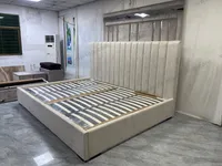 Cama en Plataforma Tapizada Sobredimensionada a Medida con Cabecero de Canales Verticales OEM ODM Mobiliario Suave para Toda la Casa