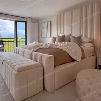 Cama tapizada personalizada con cabecero alto de canales, banco de almacenaje, mesitas y otomana redonda OEM ODM mobiliario suave para toda la casa