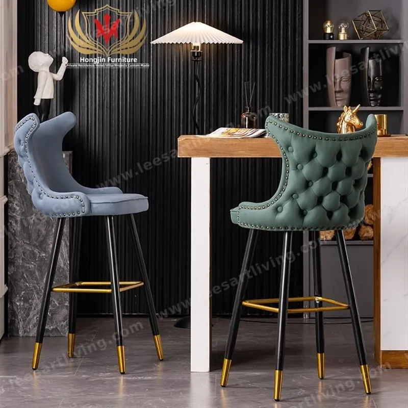 Taburete de bar tapizado con capitoné de lujo, respaldo alto y patas metálicas doradas OEM ODM personalizable