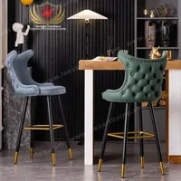 Taburete de bar tapizado con capitoné de lujo, respaldo alto y patas metálicas doradas OEM ODM personalizable