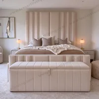 Cama tapizada personalizada con cabecero alto de canales, banco de almacenaje, mesitas y otomana redonda OEM ODM mobiliario suave para toda la casa