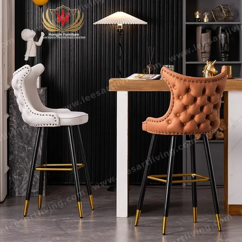 Taburete de bar tapizado con capitoné de lujo, respaldo alto y patas metálicas doradas OEM ODM personalizable