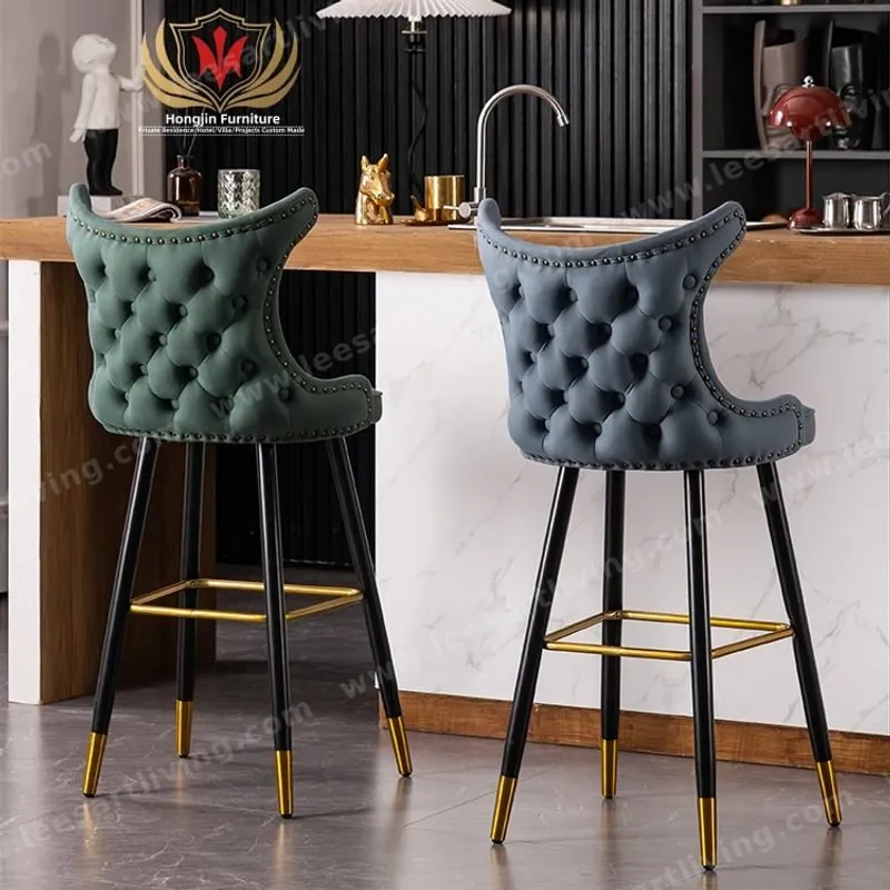 Taburete de bar tapizado con capitoné de lujo, respaldo alto y patas metálicas doradas OEM ODM personalizable