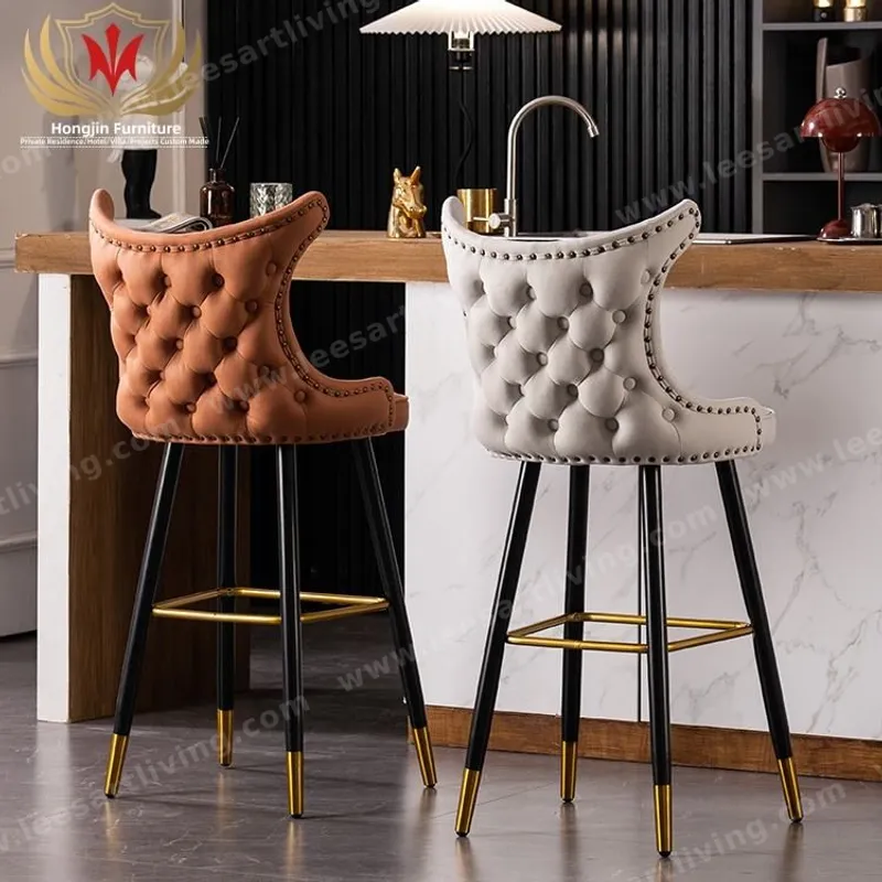 Taburete de bar tapizado con capitoné de lujo, respaldo alto y patas metálicas doradas OEM ODM personalizable