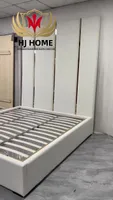 #07779 Cama de plataforma tapizada blanca personalizada con panel de pared cabecero vertical alto y ribete de metal dorado OEM ODM mobiliario suave para toda la casa